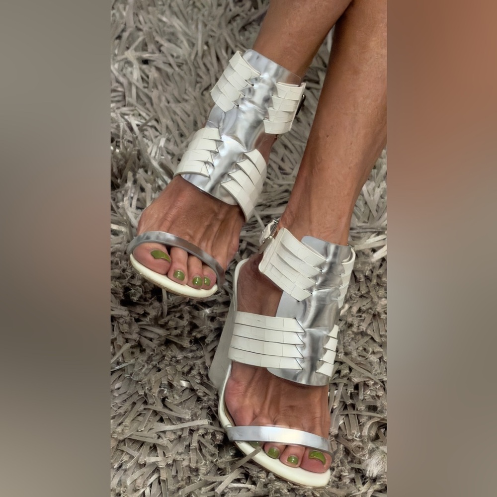 BCBGMaxAzria White and Silver Sandals 7.5